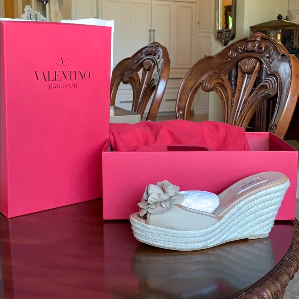 NEVER WORN Valentino Garavani camel sandal